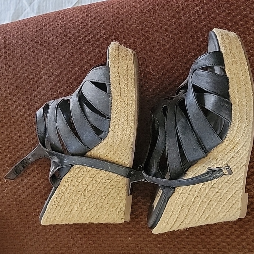 Simply Vera black wedgies size 9